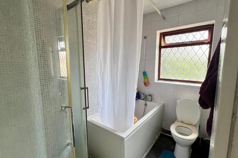 3 bedroom terraced house to rent, Illford, IG2