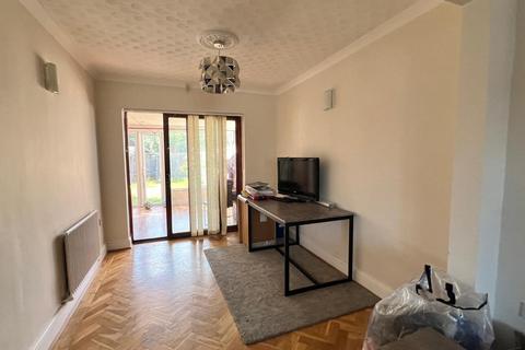 3 bedroom terraced house to rent, Illford, IG2