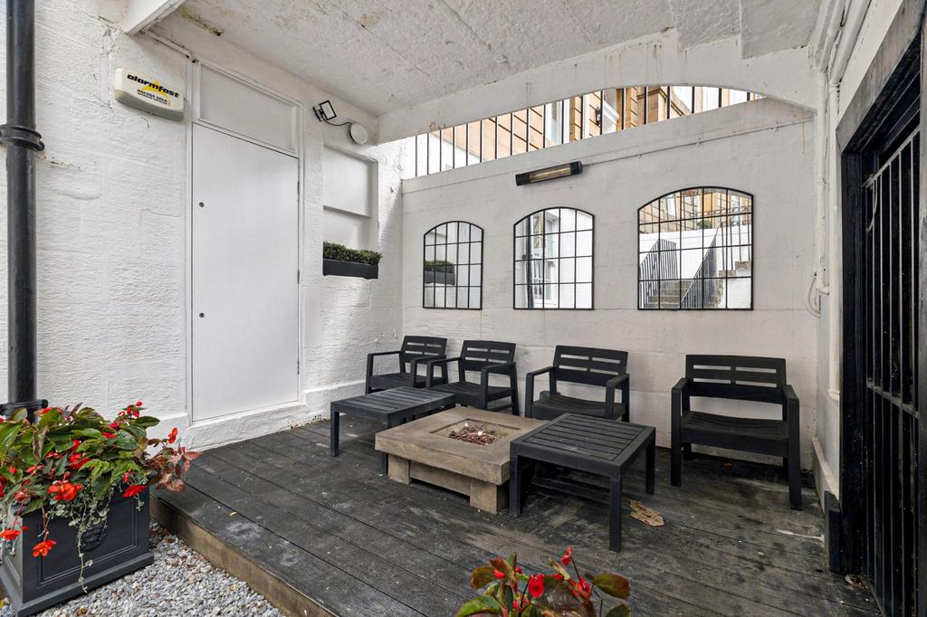Courtyard (L.G.)