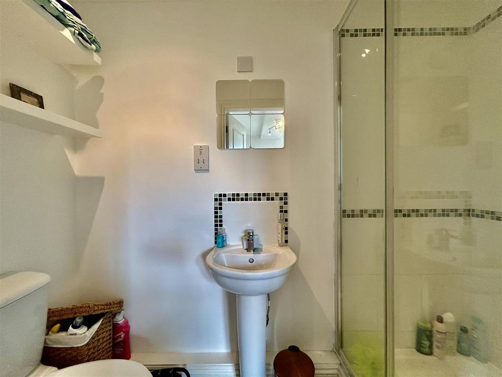 Ensuite2.JPG