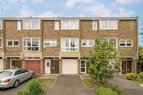 Deena Close, London W3