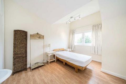 4 bedroom terraced house for sale, Deena Close, London W3