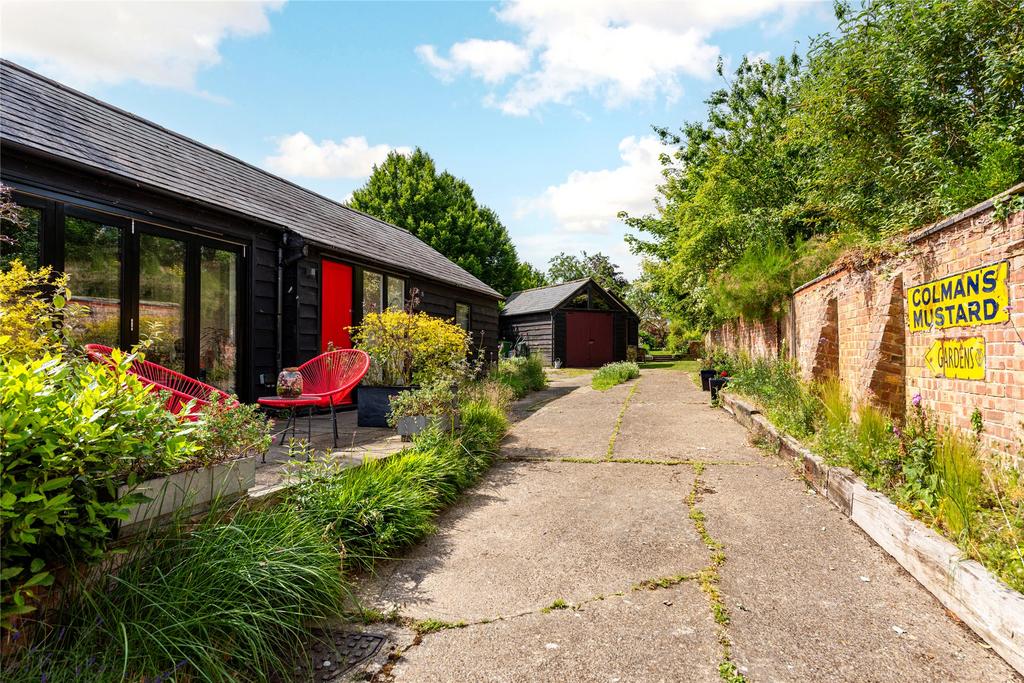 Side Terrace & Drive