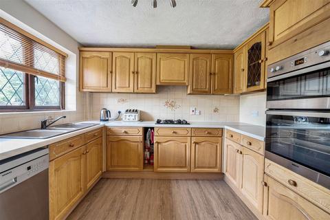 5 bedroom detached house to rent, Tadworth