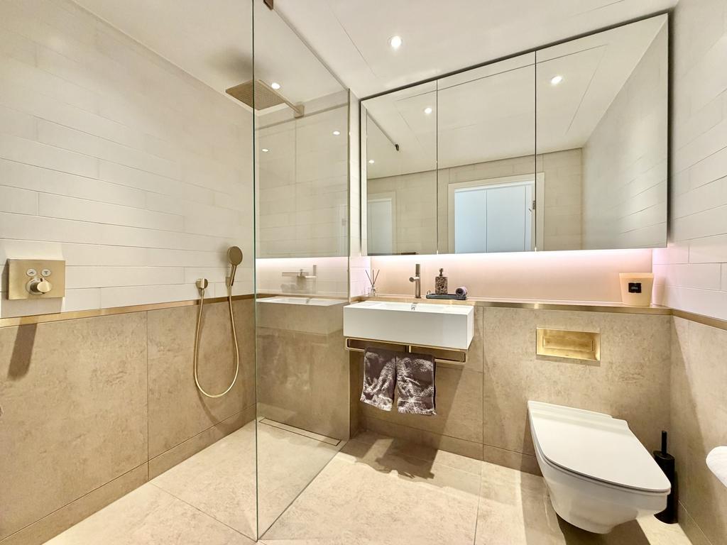 Family Bathroom (1)