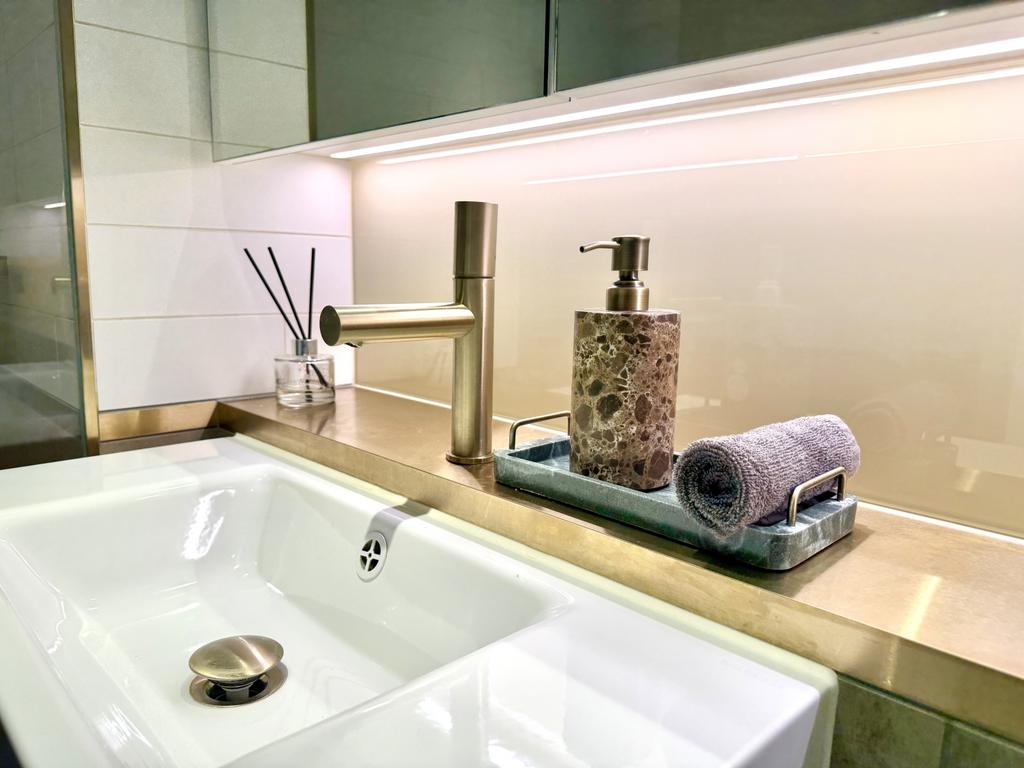 Family Bathroom (3)