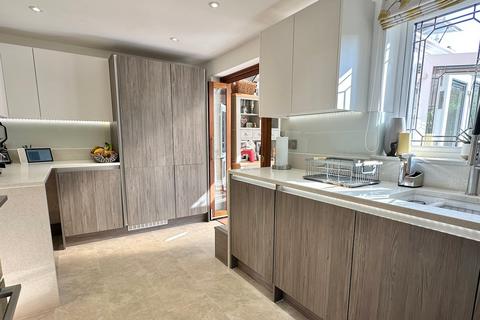 11 Elgin Way, Frimley, Camberley, GU16 9YH