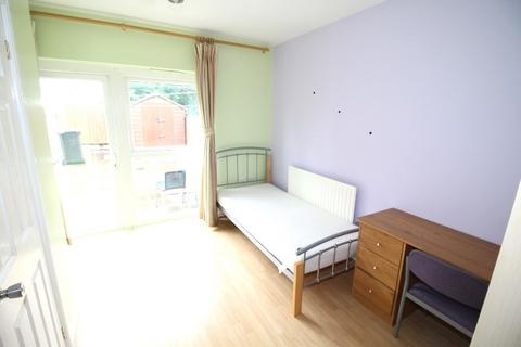 4 bedroom terraced house for sale, Stockport Road, Grove Village