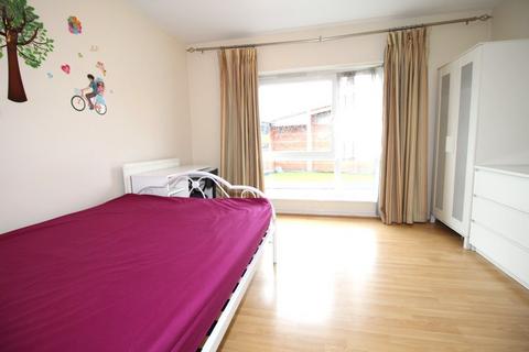 4 bedroom terraced house for sale, Stockport Road, Grove Village