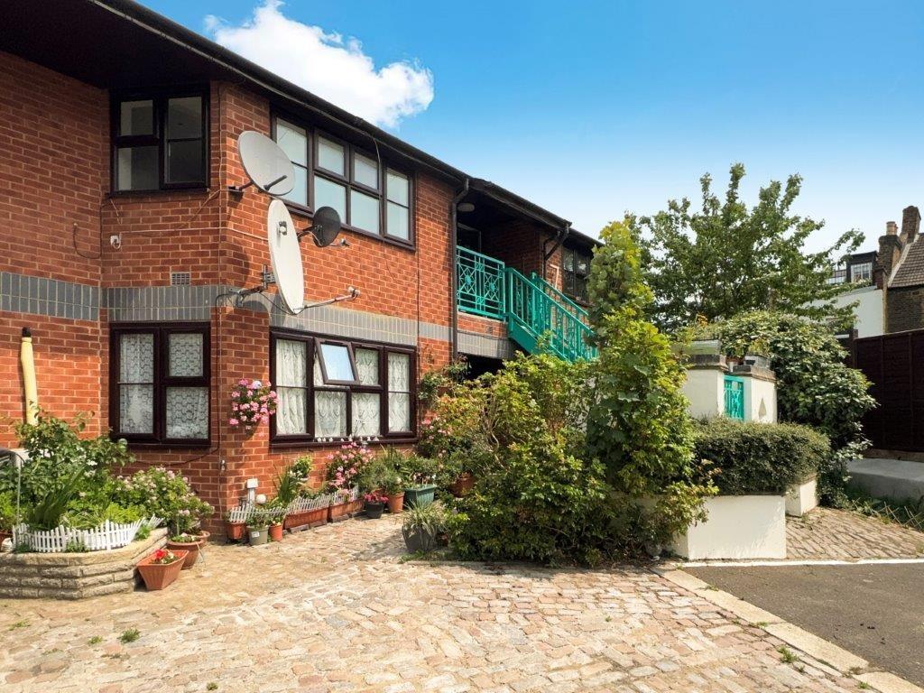 Flat 6, Buckingham Yard - n Rod63s2 SLZY8 CNA8h KP