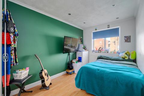 10 Ascot Close, Bedworth, CV12 8TB