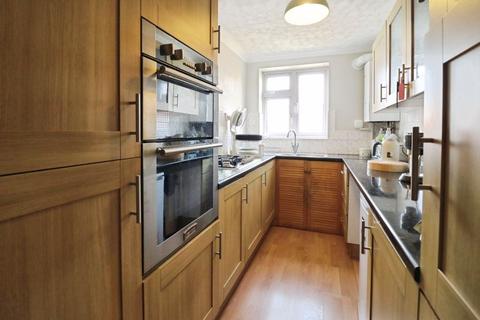 27 Eden Close, Slough, SL3 8TY