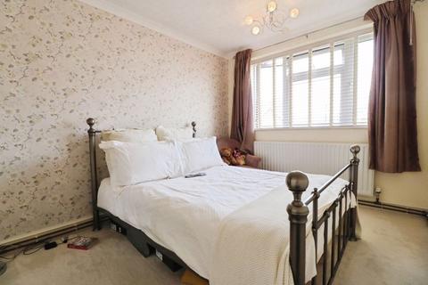 27 Eden Close, Slough, SL3 8TY