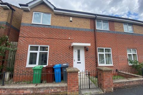 3 bedroom semi-detached house to rent, Erskin Street, Hulme, Manchester. M15 4BP
