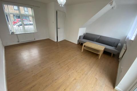 3 bedroom semi-detached house to rent, Erskin Street, Hulme, Manchester. M15 4BP