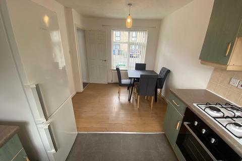 3 bedroom semi-detached house to rent, Erskin Street, Hulme, Manchester. M15 4BP