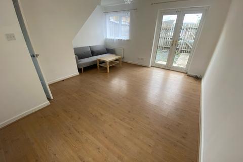 3 bedroom semi-detached house to rent, Erskin Street, Hulme, Manchester. M15 4BP