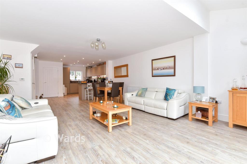 Lounge/Dining Area