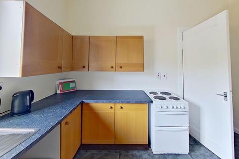 3 bedroom flat to rent, Victor Park Terrace, Edinburgh, EH12