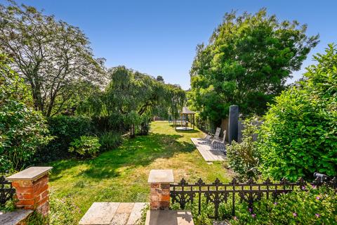240 Faversham Road, Kennington, Ashford, TN24 9AN