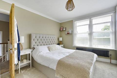 240 Faversham Road, Kennington, Ashford, TN24 9AN