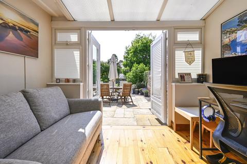 240 Faversham Road, Kennington, Ashford, TN24 9AN