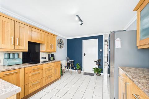 2 bedroom terraced house for sale, Manor Road, Romford RM1