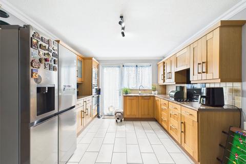 2 bedroom terraced house for sale, Manor Road, Romford RM1