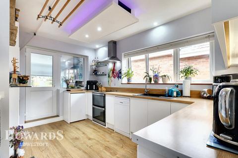 2 bedroom detached bungalow for sale, Higher Drive, Lowestoft