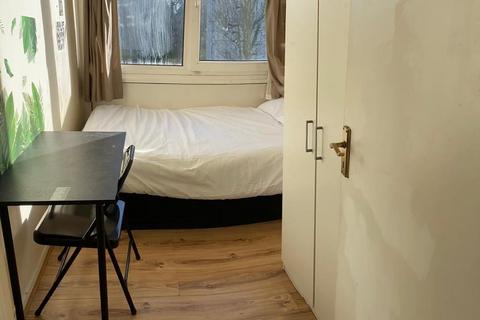 1 bedroom in a flat share to rent, Sherfield gardens, SW15 4PR