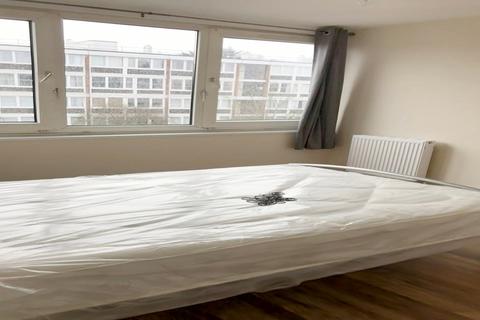 1 bedroom in a flat share to rent, Sherfield gardens, SW15 4PR