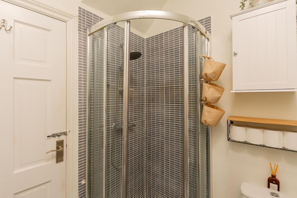 G3 BF5 RBN - Bathroom B.jpg
