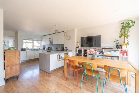 3 bedroom property for sale, Wood End, Park Street