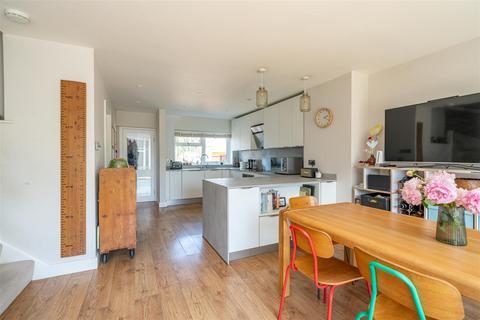 3 bedroom property for sale, Wood End, Park Street