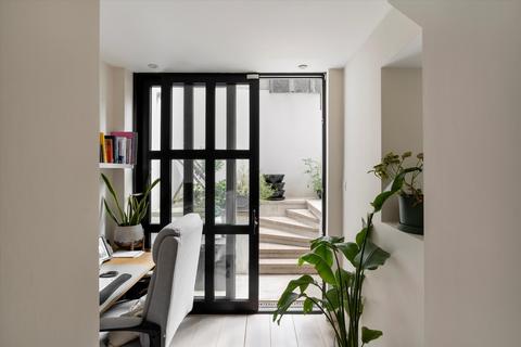 1 bedroom flat for sale, Campden Hill Gardens, London, W8