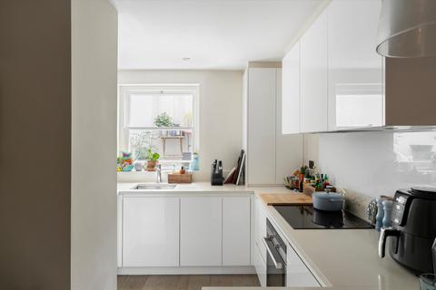 1 bedroom flat for sale, Campden Hill Gardens, London, W8