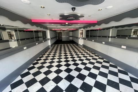 Retail property (high street) to rent, 12-14 Market Sq Leighton Buzzard LU7 1EY