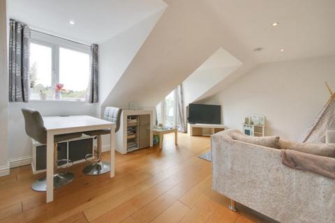 2 bedroom flat for sale, Brook Court, Radlett WD7