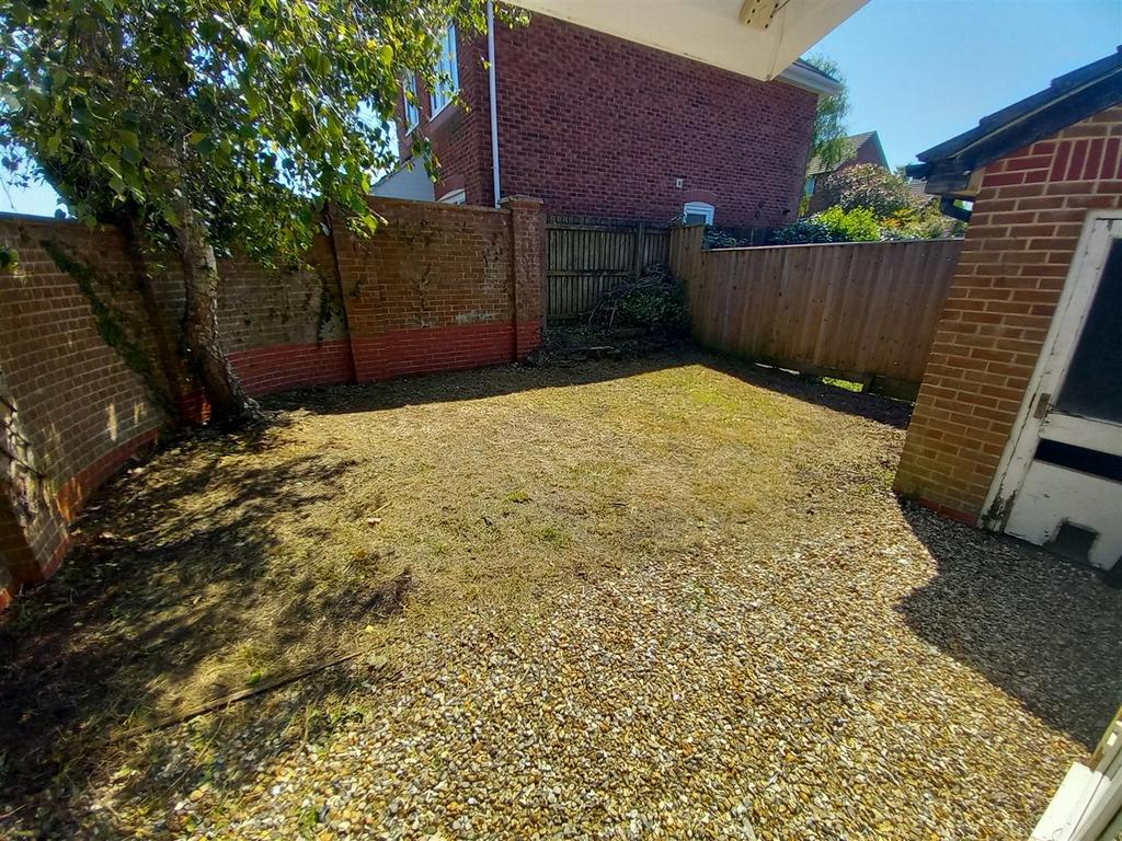 12 Drake Close R Gdn.jpg