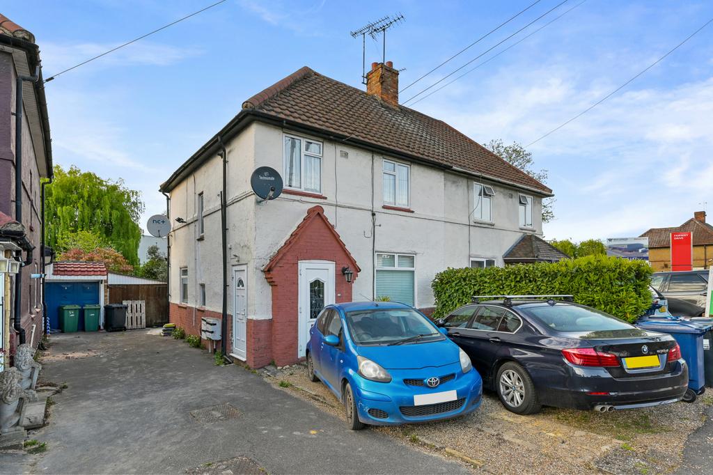 Split-Level One-Bedroom Maisonette with Parking