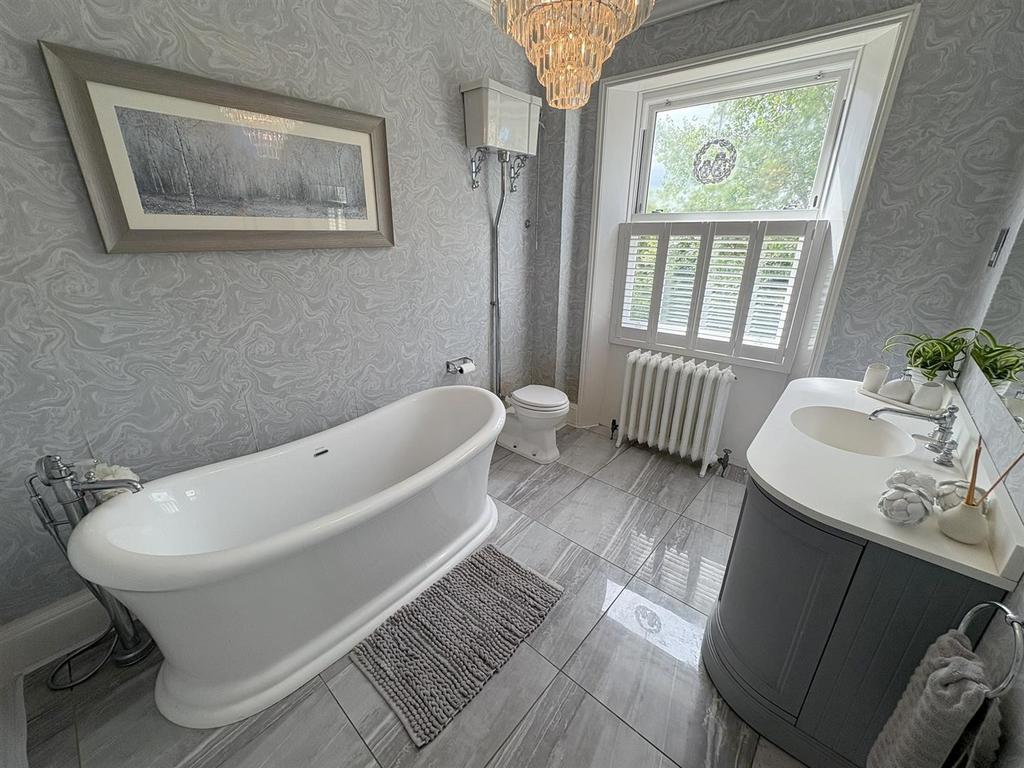 Main Bathroom/ WC