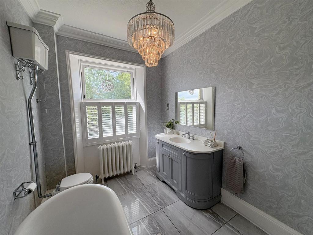 Main Bathroom/ WC