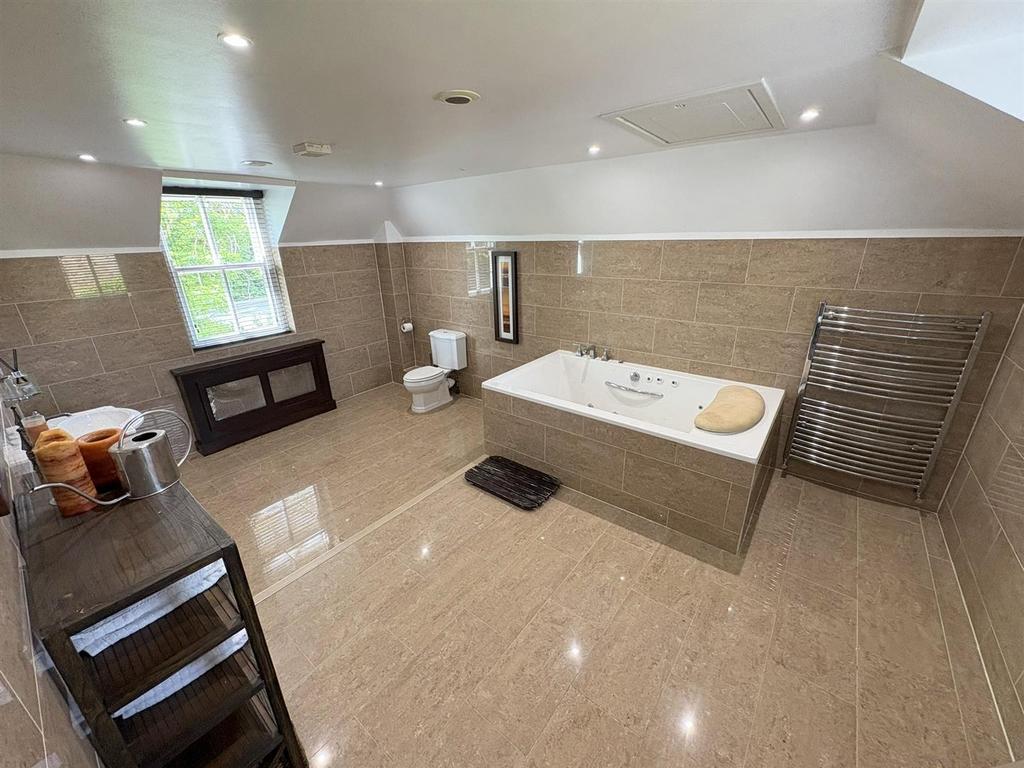Jack and Jill Bathroom/ WC