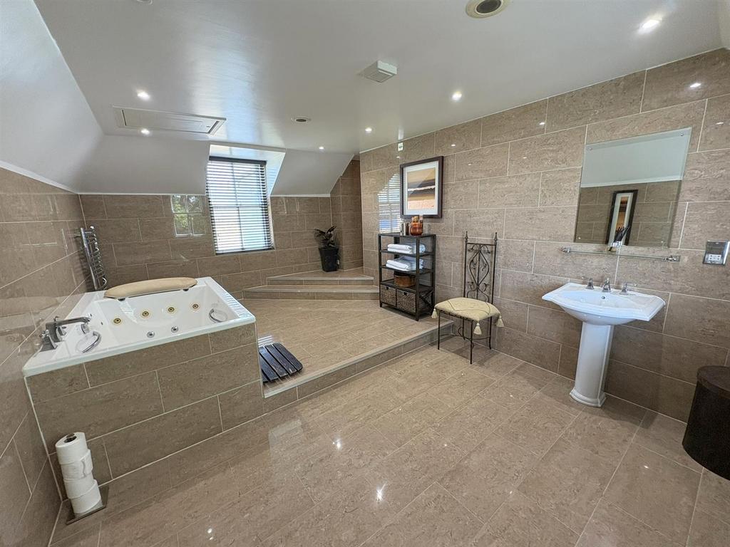 Jack and Jill Bathroom/ WC