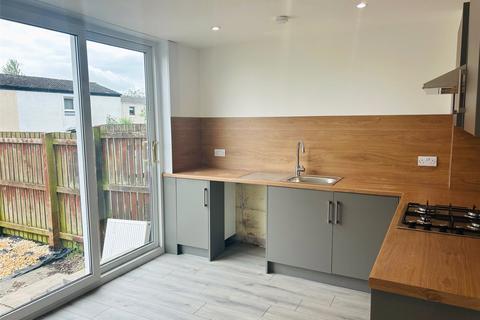 3 bedroom end of terrace house to rent, Smithyends, Glasgow G67