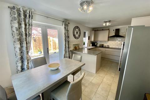 3 bedroom detached house for sale, Savile Place, Mirfield