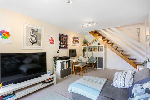 2 bedroom maisonette for sale, Queenswood Gardens, Aldersbrook, E11