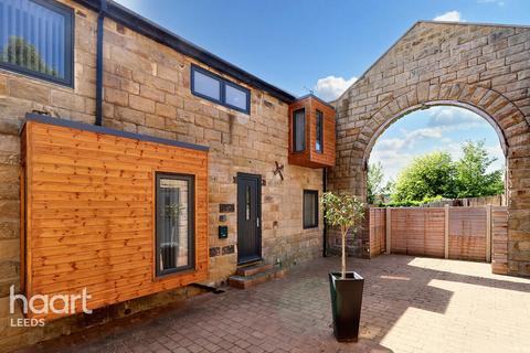 3 bedroom townhouse for sale, Cliff Oaks, Leeds