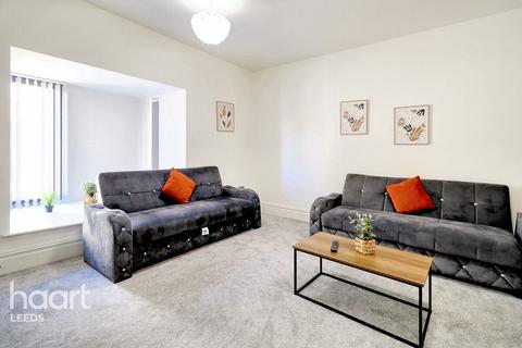 3 bedroom townhouse for sale, Cliff Oaks, Leeds