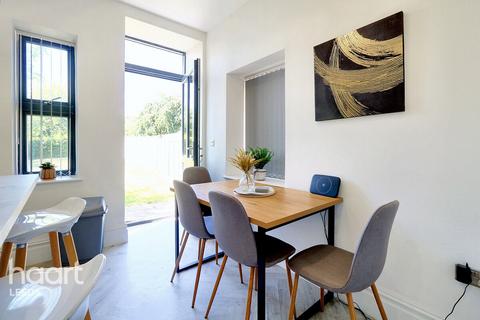 3 bedroom townhouse for sale, Cliff Oaks, Leeds